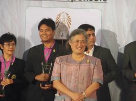 ดร.ธนพล เพ็ญรัตน์ และทีมงาน ได้รับรางวัล the King of Thailand Vetiver Awards (รางวัลหญ้าวิจัยหญ้าแฝกจากในหลวง) 