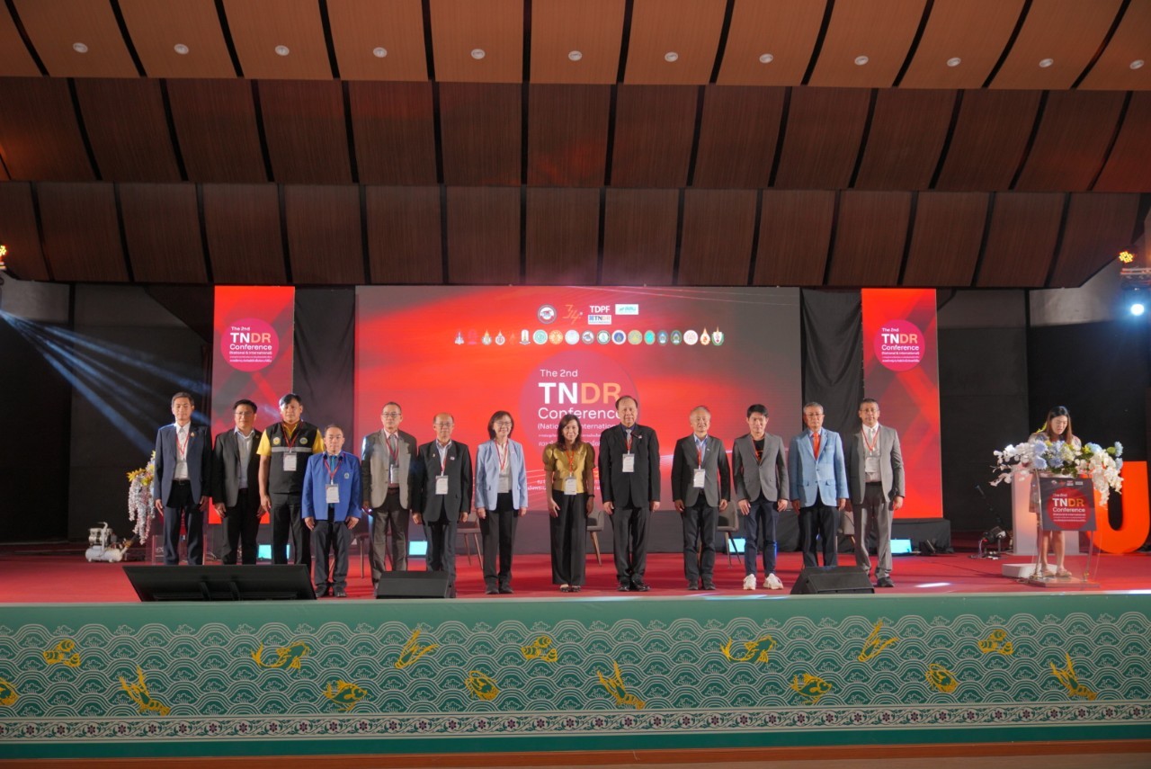 ผู้ช่วยศาสตราจารย์ ดร.กำพล ทรัพย์สมบูรณ์ คณบดีคณะวิศวกรรมศาสตร์ พร้อมผู้บริหารคณะฯ อาจารย์  และเจ้าหน้าที่  คณะวิศวกรรมศาสตร์ เข้าร่วมงานการประชุมวิชาการเครือข่ายพัฒนาความเข้มแข็งต่อภัยพิบัติไทย ครั้งที่ 2 การประชุมระดับชาติและนานาชาติ