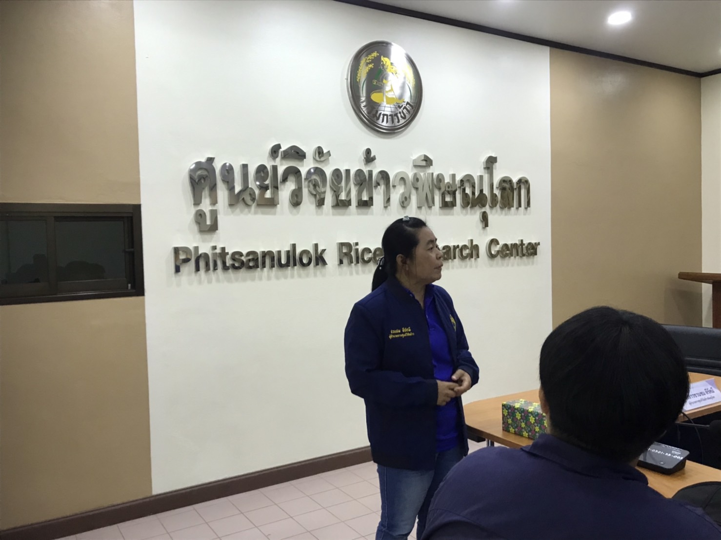 ผู้ช่วยศาสตราจารย์ ดร.รัตนา การุญบุญญานันท์นำนิสิตเข้าศึกษาดูงานครื่องมือที่เกี่ยวข้องกับกระบวนการหลังการเก็บเกี่ยวข้าว และเครื่องมือที่เกี่ยวข้องกับกระบวนการปรับปรุงคุณภาพเมล็ดพันธุ์ข้าว