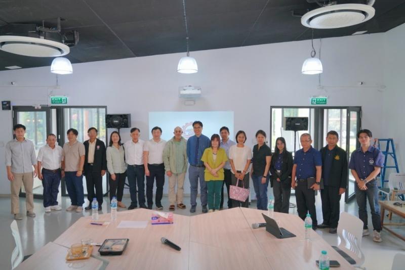 คณะวิศวกรรมศาสตร์มหาวิทยาลัยนเรศวร นำทีมโดย ผศ.ดร.กำพล ทรัพย์สมบูรณ์ คณบดีคณะวิศวกรรมศาสตร์ ผู้บริหารและคณาจารย์คณะวิศวกรรมศาสตร์ เข้าร่วมการประชุมหารือความร่วมมือทางวิชาการ ร่วมกับ บริษัท หนองบัว กรีนพาวเวอร์ จำกัด เพื่อหารือความเป็นไปได้ในการดำเนินการโครงการร่วมกัน