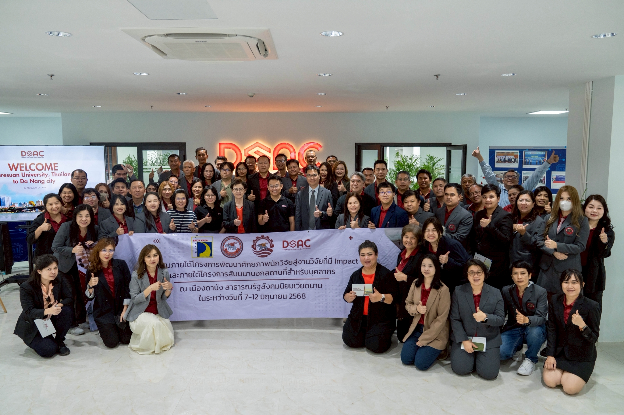 รองศาสตราจารย์ ดร.ศรินทร์ทิพย์ แทนธานี รักษาราชการแทนอธิการบดีมหาวิทยาลัยนเรศวร นำทีมผู้บริหารมหาวิทยาลัยนเรศวร ผู้บริหารคณะวิศวกรรมศาสตร์ พร้อมด้วยคณาจารย์ และเจ้าหน้าที่คณะวิศวกรรมศาสตร์ เข้าศึกษาดูงาน เยี่ยมชมศูนย์วิจัยและอบรมการออกแบบไมโครชิปและ AI ดานัง หรือ Danang Semiconductor and Artificial Intelligence Center for Research and Training (DSAC)