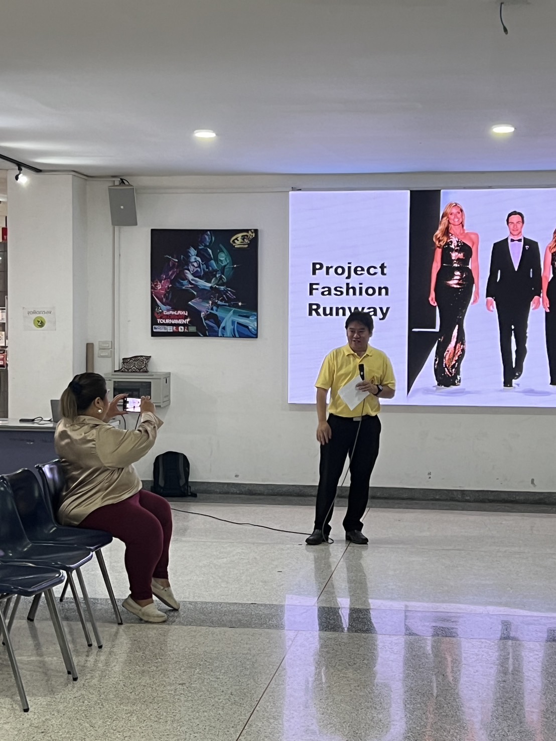  ดร.ปองพันธ์ โอทกานนท์ รองคณบดีฝ่ายวิชาการ เป็นประธานเปิดกิจกรรมใน หัวข้อ Project Fashion Runway ณ โถงใต้ตึกอาคารเรียนรวมชั้น 1 (EN)