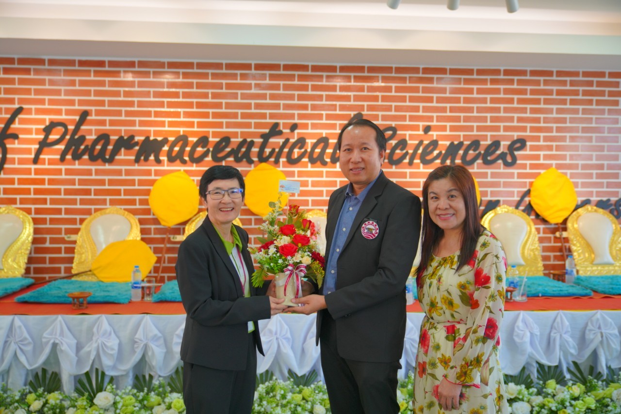 คณะวิศวกรรมศาสตร์ โดยอาจารย์ภัคพงศ์หอมเนียม รองคณบดีฝ่ายกิจการนิสิต และคุณเพ็ญนภาผ่อง อินยงค์ หัวหน้างานธุรการ ร่วมเป็นเกียรติเข้าร่วมพิธีทำบุญเนื่องในโอกาสวันคล้ายวันสถาปนาคณะเภสัชศาสตร์ ครบรอบ 31 ปี