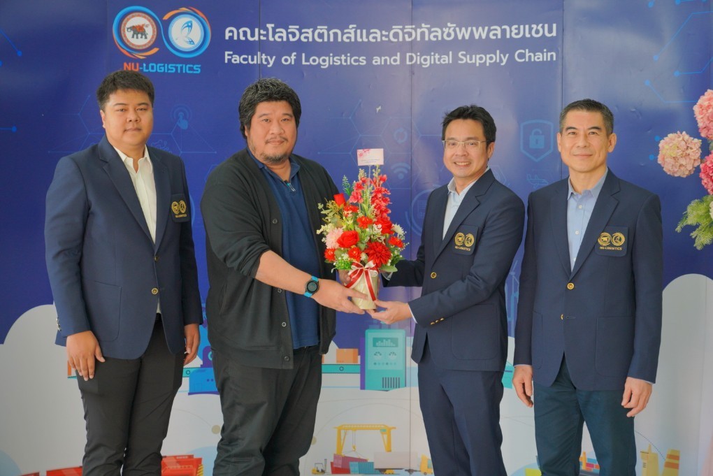 คณะวิศวกรรมศาสตร์ นำโดย รองคณบดีฝ่ายบริหาร ผู้ช่วยศาสตราจารย์ ดร.กรกฎ นุสิทธิ์ และคุณเพ็ญนภาผ่อง อินยงค์ หัวหน้างานธุรการ ร่วมเป็นเกียรติ และแสดงความยินดีเนื่องในโอกาสครบรอบสถาปนา 14 ปี คณะโลจิสติกส์และดิจิทัลซัพพลายเชน 