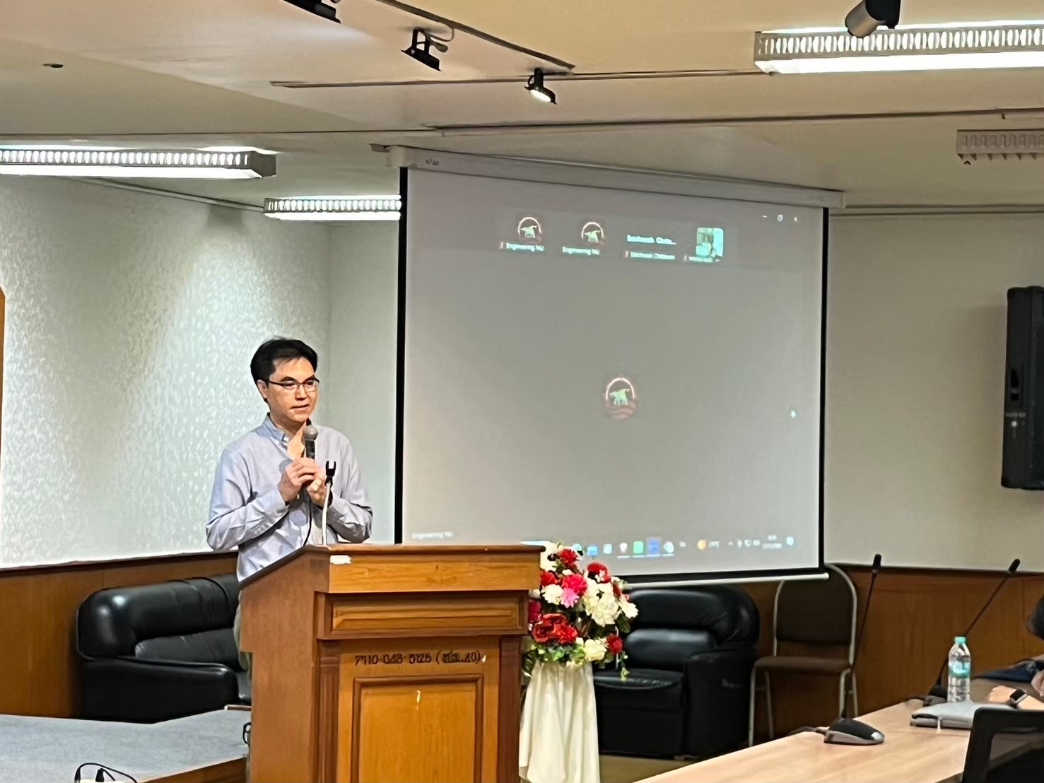 ภาควิชาวิศวกรรมโยธา คณะวิศวกรรมศาสตร์ได้จัดโครงการบรรยายพิเศษทางวิชาการและประสบการณ์งานด้านวิศวกรรมโดยผู้ช่วยศาสตราจารย์ ดร.กำพล ทรัพย์สมบูรณ์ คณบดีคณะวิศวกรรมศาสตร์ให้เกียรติมาเป็นประธานกล่าวเปิดโครงการบรรยายพิเศษทางวิชาการ และประสบการณ์งานด้านวิศวกรรม ในหัวข้อ ความรู้การเตรียมตัวสู่การทำงานวิศวกรรมโยธา ยุคปัญญาประดิษฐ์