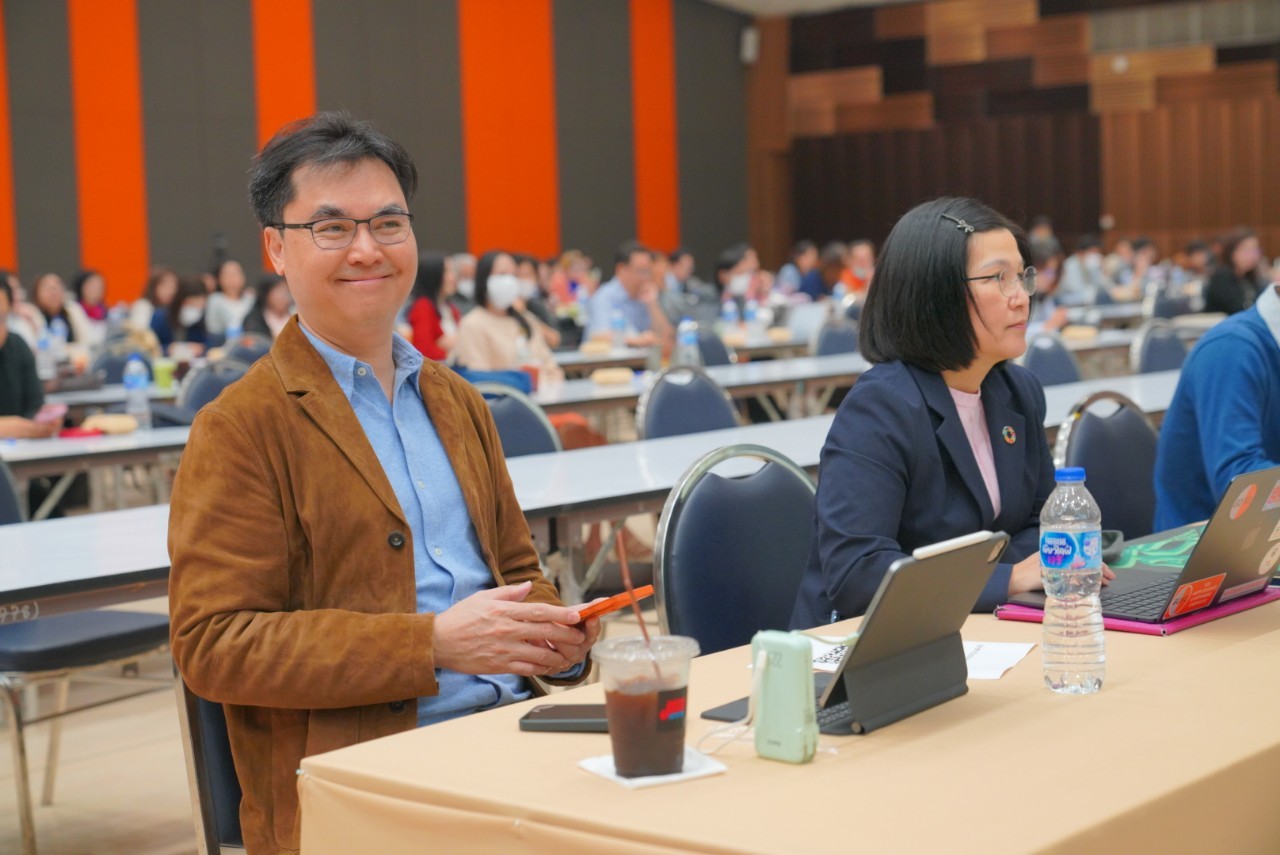  คณะวิศวกรรมศาสตร์ นำทีมโดย ผู้ช่วยศาสตราจารย์ ดร.กำพล ทรัพย์สมบูรณ์ คณบดีคณะวิศวกรรมศาสตร์ พร้อมด้วยบุคลากรสายวิชาการ และบุคลากรสายสนับสนุน เข้าร่วมโครงการสัมมนาเพื่อซักซ้อมความเข้าใจ และแลกเปลี่ยนความคิดเห็นเกี่ยวกับหลักเกณฑ์และวิธีการพิจารณาแต่งตั้งบุคคลให้ดำรงตำแหน่งทางวิชาการ