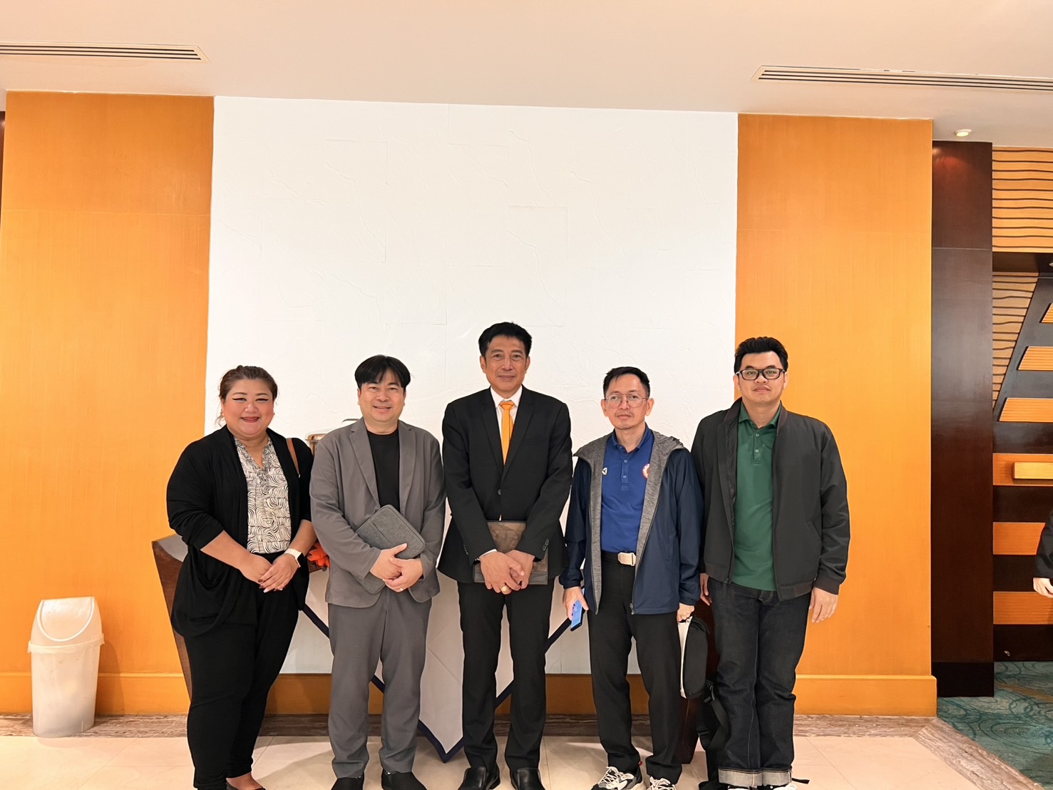 คณะวิศวกรรมศาสตร์ นำทีมโดย ผู้ช่วยศาสตราจารย์ ดร.อนันต์ชัย อยู่แก้ว รองคณบดีฝ่ายวิจัยและพัฒนา, ผู้ช่วยศาสตราจารย์ ดร.จิรวดี  ผลประเสริฐ อาจารย์ภาควิชาวิศวกรรมไฟฟ้าและคอมพิวเตอร์, ผู้ช่วยศาสตราจารย์ ชูพงศ์  ช่วยเพ็ญ อาจารย์ภาควิชาวิศวกรรมเครื่องกล และดร.สัตยา ยิ้มประเสริฐ นักวิจัยศูนย์ Drive เข้าร่วมกิจกรรมเครือข่าย ”Upskill Reskill อว for EV“ ภายใต้ โครงการพัฒนาทักษะและความเชี่ยวชาญของกำลังคนด้านยานยนต์ไฟฟ้าในประเทศไทย จัดโดย มหาวิทยาลัยเทคโนโลยีสุรนารี (มทส.)