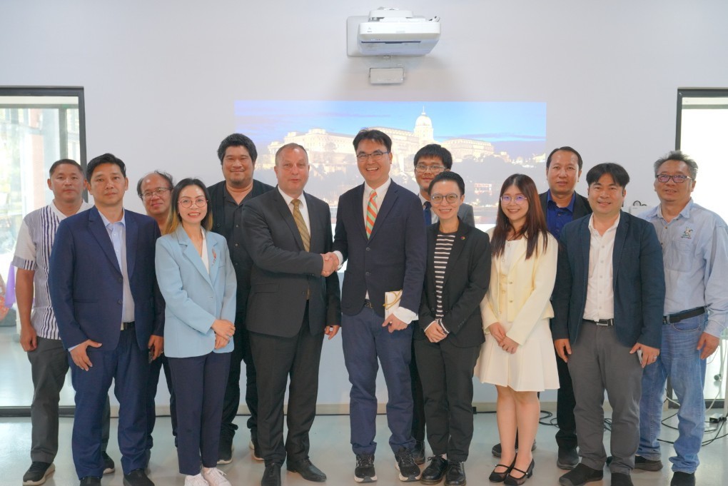 ผู้ช่วยศาสตราจารย์ ดร.กำพลทรัพย์สมบูรณ์ คณบดีคณะวิศวกรรมศาสตร์ พร้อมด้วยทีมผู้บริหารคณะวิศวกรรมศาสตร์ มหาวิทยาลัยนเรศวร ให้การต้อนรับ  H.E.Dr. Sandor Sipos, The Ambassador of Hungary to the Kingdom of Thailand ซึ่งเดินทางมาเยือนคณะวิศวกรรมศาสตร์