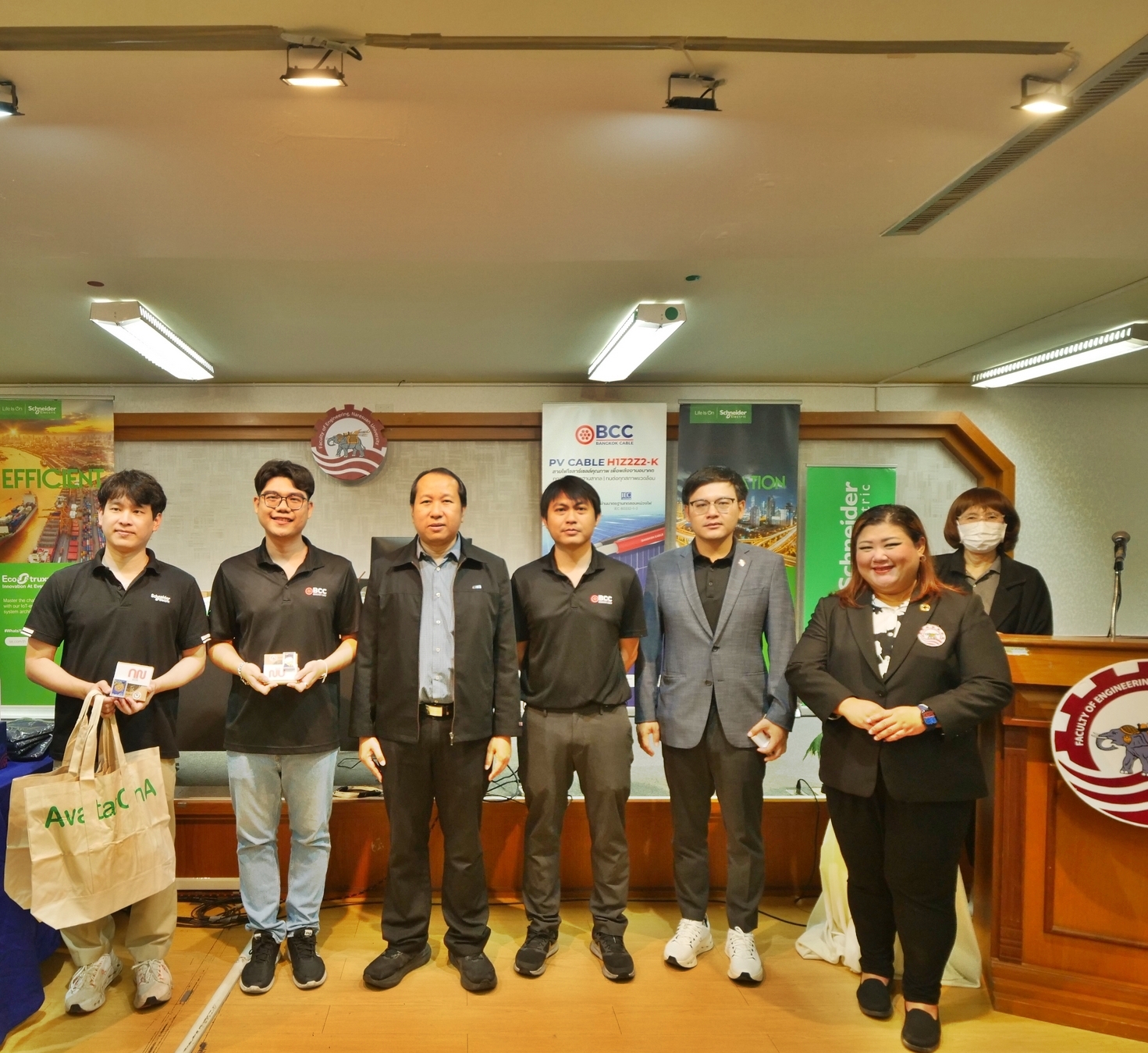 บริษัท สายไฟฟ้าบางกอกเคเบิ้ล จำกัด และบริษัท ชไนเดอร์ (ไทยแลนด์) จำกัด ได้จัดการบรรยายพิเศษเพื่อถ่ายทอดความรู้ด้านสายไฟฟ้า ในหัวข้อ “Cable Knowledge” แก่นิสิตสาขาวิชาวิศวกรรมไฟฟ้า ชั้นปีที่ 3 และชั้นปีที่ 4  ณ ห้อง EN 617 อาคารเรียนรวม คณะวิศวกรรมศาสตร์ มหาวิทยาลัยนเรศวร