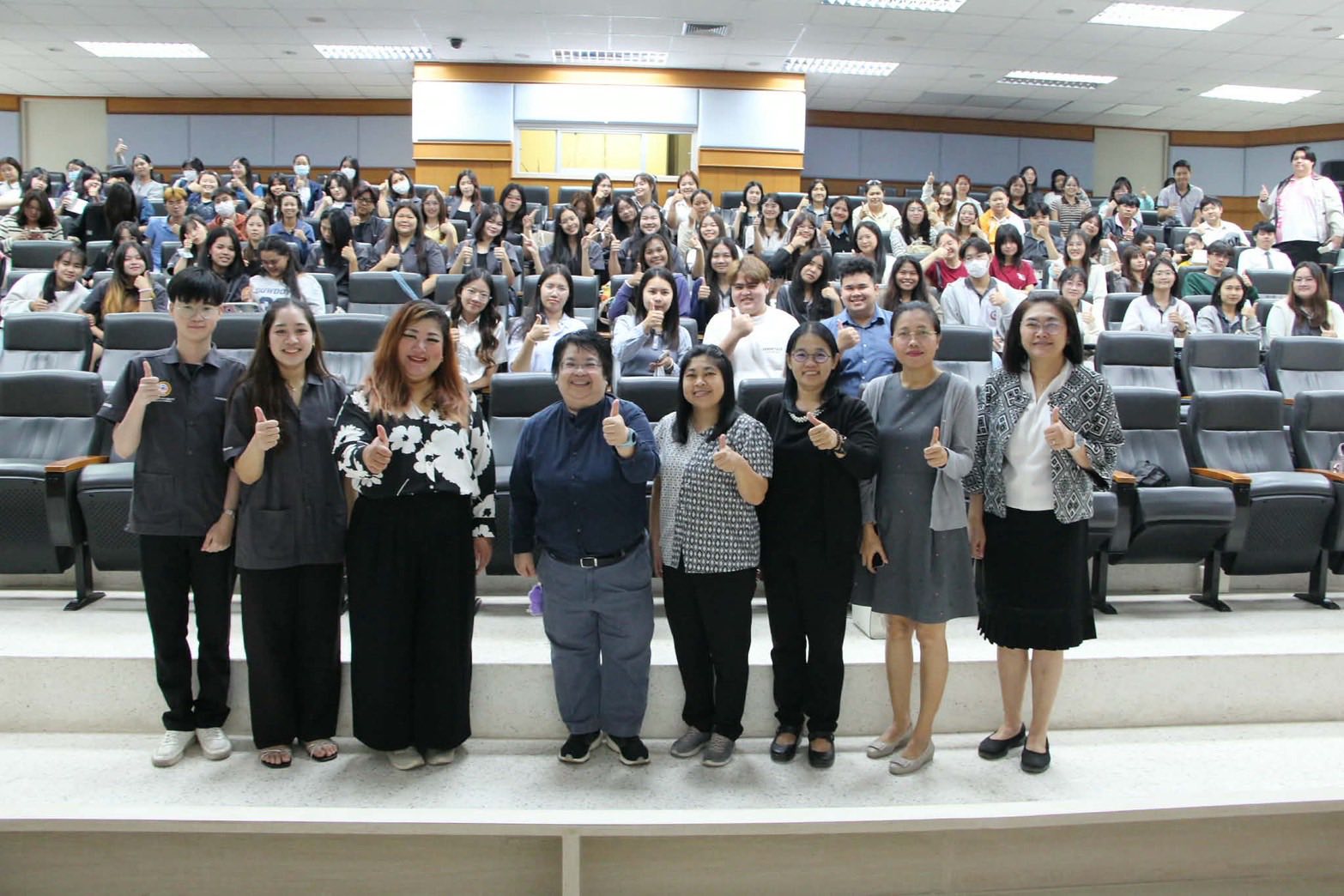 ผู้ช่วยศาสตราจารย์ ดร.จิรวดี ผลประเสริฐ ผู้ช่วยคณบดีฝ่ายการศึกษาต่อเนื่องและการสร้างผู้ประกอบการ บรรยายพิเศษในโครงการพัฒนาศักยภาพทักษะการเป็นผู้ประกอบการของนิสิต บรรยายในหัวข้อ \