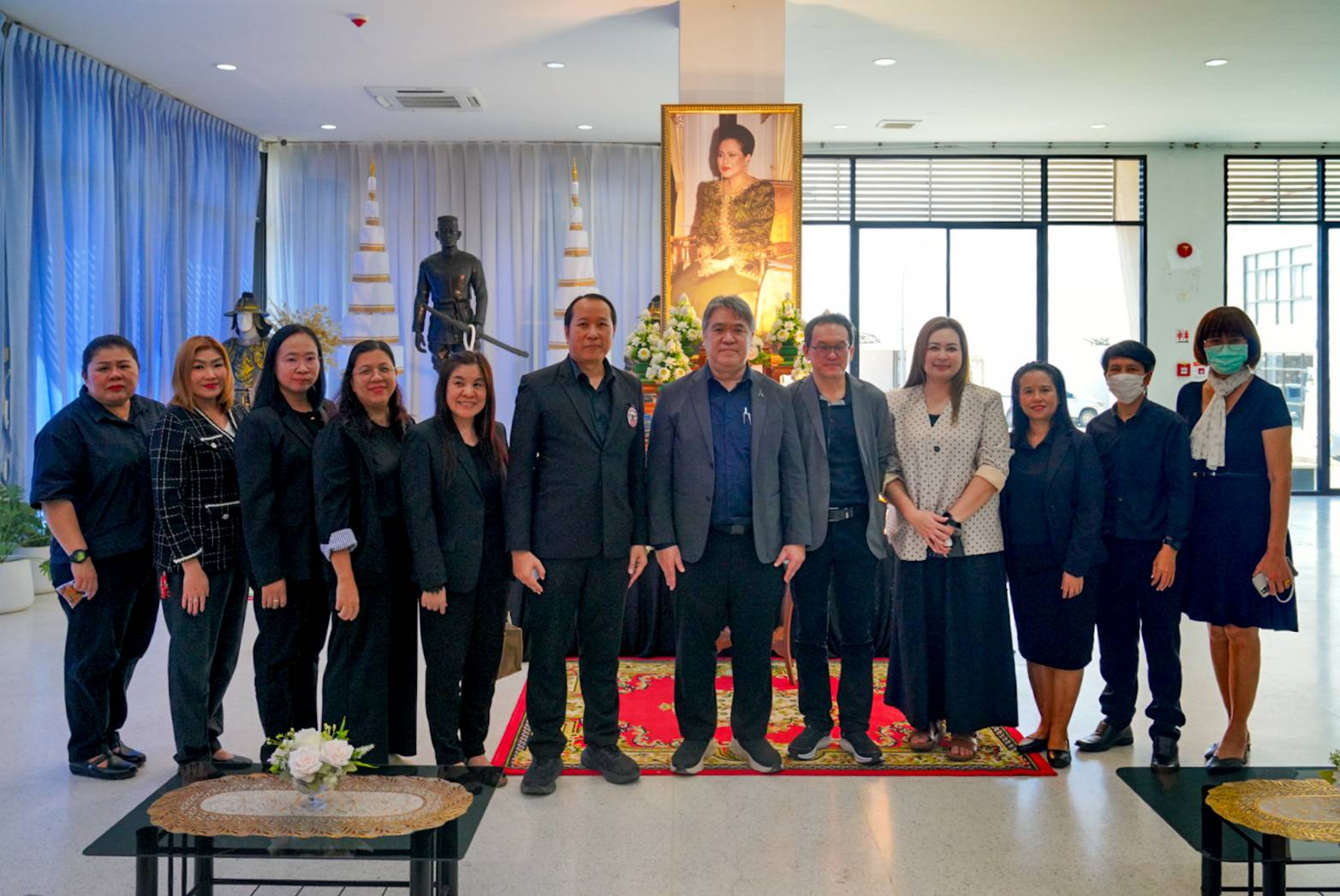 คณะวิศวกรรมศาสตร์ นำโดย อาจารย์ภัคพงศ์ หอมเนียม รองคณบดีฝ่ายกิจการนิสิต พร้อมทั้งบุคลากร และนิสิตคณะวิศวกรรมศาสตร์เข้าร่วมพิธีจุดเทียนถวายความอาลัยแด่สมเด็จพระนางเจ้าสิริกิติ์ พระบรมราชินีนาถ พระบรมราชชนนีพันปีหลวง ในโอกาสครบ 100 วัน