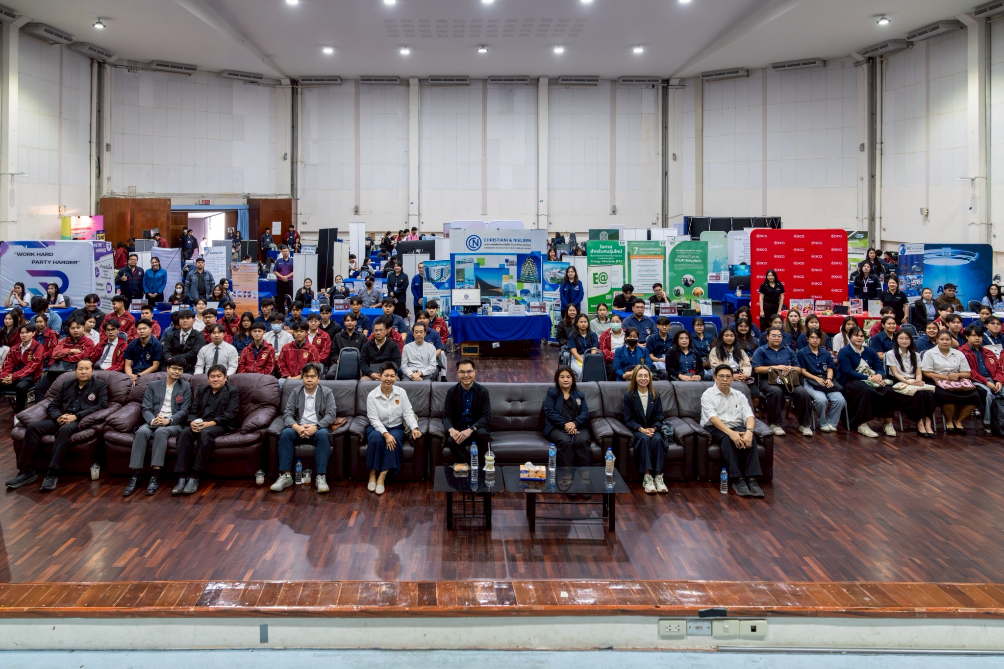 คณะวิศวกรรมศาสตร์จัดโครงการสัปดาห์งานของนายช่าง Engineering Job Fair โดย คณบดีคณะวิศวกรรมศาสตร์ ผู้ช่วยศาสตราจารย์ ดร.กำพล ทรัพย์สมบูรณ์ ให้เกียรติมาเป็นประธานกล่าวเปิดโครงการดังกล่าว