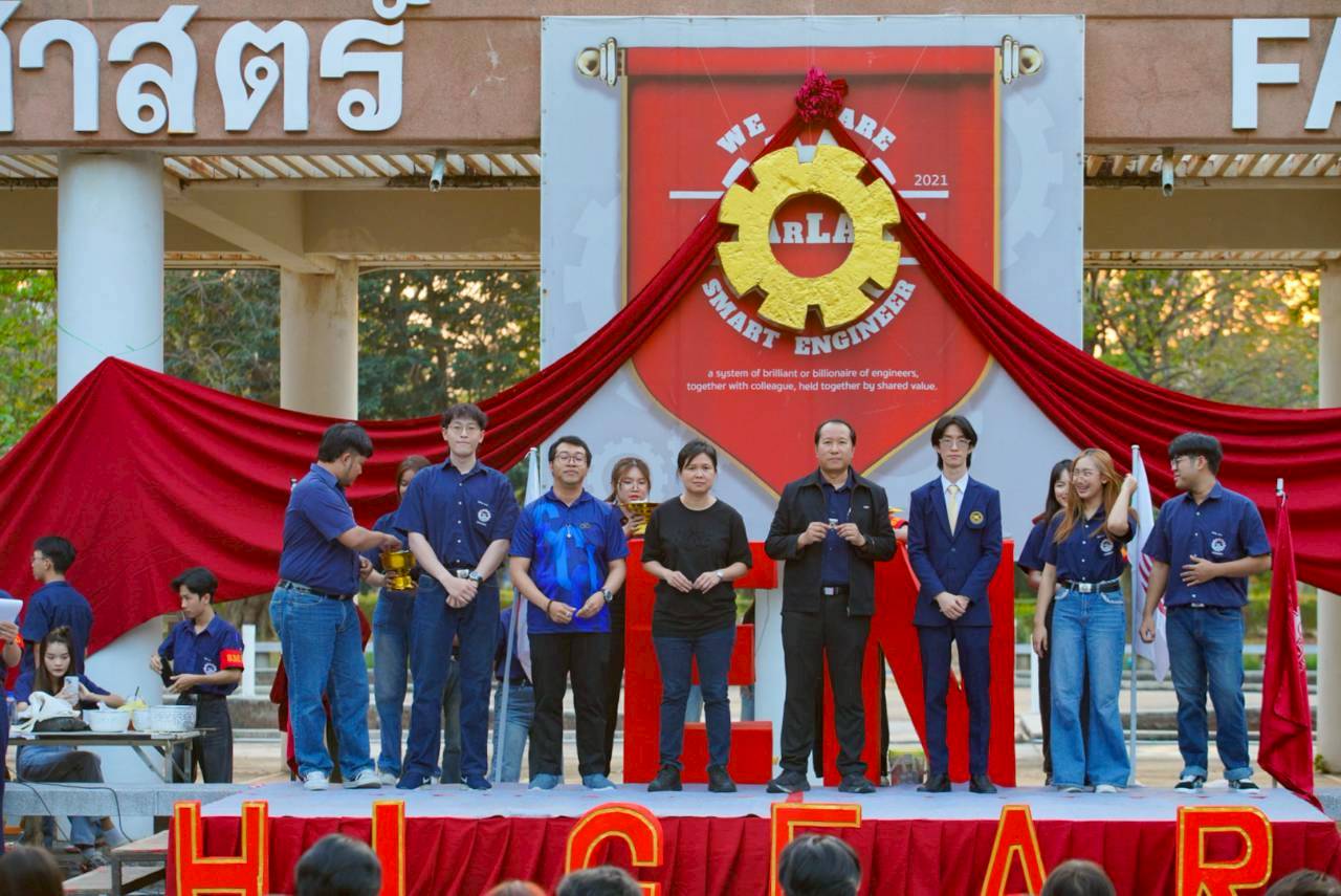 คณะวิศวกรรมศาสตร์ นำโดย อาจารย์ภัคพงศ์ หอมเนียม  รองคณบดีฝ่ายกิจการนิสิต คณะวิศวกรรมศาสตร์ กล่าวเปิดโครงการ Hi-Gear ณ ลานเกียร์ คณะวิศวกรรมศาสตร์