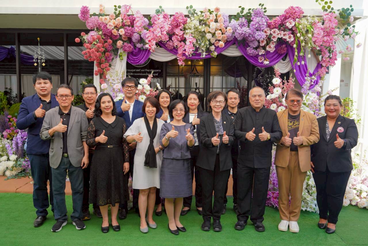 คณะวิศวกรรมศาสตร์ โดย ผู้ช่วยศาสตราจารย์ ดร.จิรวดี ผลประเสริฐ ผู้ช่วยคณบดีฝ่ายการศึกษาต่อเนื่องและการสร้างผู้ประกอบการ พร้อมนางสาวเพ็ญนภาผ่อง อินยงค์  หัวหน้างานธุรการ เข้าร่วมพิธีทำบุญเปิดสถานปฏิบัติการแพทย์แผนไทยประยุกต์ สาขาในเมือง (แห่งใหม่) ณ อาคารไทยศิวารัตน์