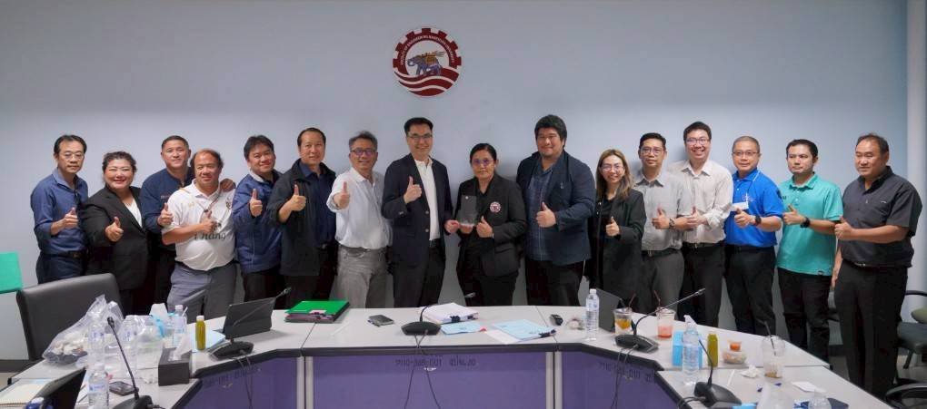 คณบดีคณะวิศวกรรมศาสตร์  ผู้ช่วยศาสตราจารย์ ดร.กำพล  ทรัพย์สมบูรณ์  พร้อมคณะกรรมการประจำคณะวิศวกรรมศาสตร์  ร่วมแสดงความยินดี และถ่ายรูปร่วมกันกับผู้ช่วยศาสตราจารย์ ดร.รัตนา การุญบุญญานันท์ อาจารย์ภาควิชาวิศวกรรมเครื่องกล ที่ได้รับรางวัลผลงานคุณภาพ NRCT Quality Achievement Award  ประจำปี 2569