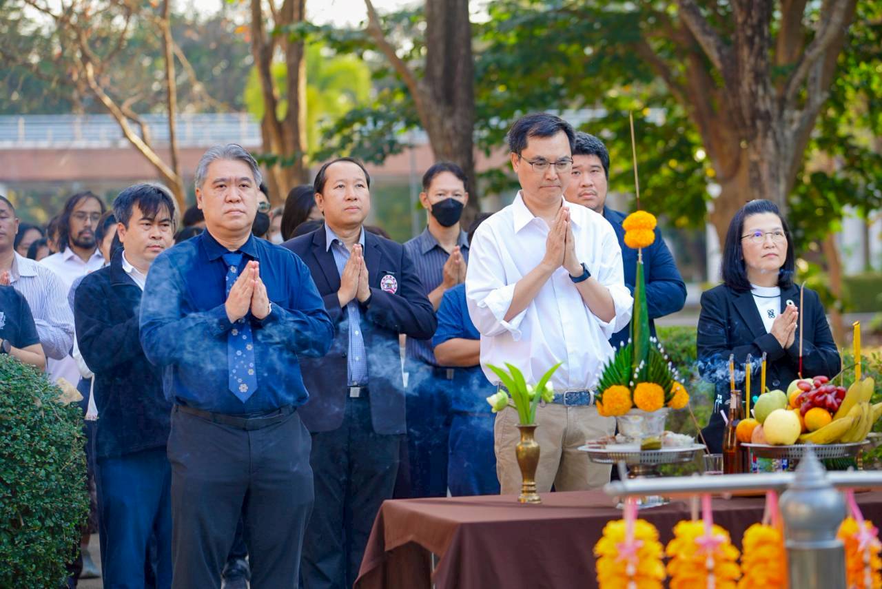 คณะวิศวกรรมศาสตร์ นำโดย ผู้ช่วยศาสตราจารย์ ดร.กำพล ทรัพย์สมบูรณ์ คณบดีคณะวิศวกรรมศาสตร์ พร้อมด้วยคณะผู้บริหาร คณาจารย์ บุคลากร และนิสิตคณะวิศวกรรมศาสตร์ ร่วมงานทำบุญ และงานเลี้ยงปีใหม่ คณะวิศวกรรมศาสตร์ มหาวิทยาลัยนเรศวร  ณ ลานกิจกรรมอาคารโยธา