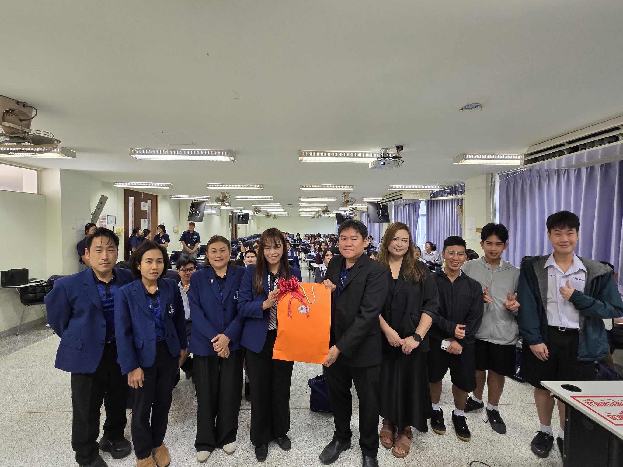 คณะวิศวกรรมศาสตร์ นำทีมโดย ดร.ปองพันธ์ โอทกานนท์  รองคณบดีฝ่ายวิชาการ พร้อมด้วย รศ.ดร.ธวัชชัย เมธีวรัญญูู ผู้ช่วยคณบดีฝ่ายวิชาการ อีกทั้งบุคลากรสายวิชาการ บุคลากรสายสนับสนุน และครูช่าง ให้การต้อนรับคณะครู และนักเรียนโรงเรียนอุดมดรุณี จังหวัดสุโขทัย