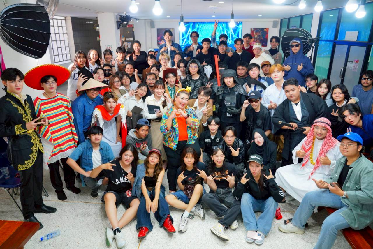 คณะวิศวกรรมศาสตร์ นำทีมโดย ผู้ช่วยศาสตราจารย์ ดร.จิรวดี ผลประเสริฐ ดำเนินการจัดกิจกรรมใน หัวข้อ Project Fashion Runway  ณ โถงใต้ตึกอาคารเรียนรวมชั้น 1 (EN) 