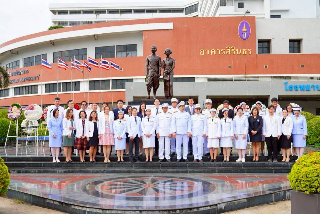 ดร.ปองพันธ์  โอทกานนท์  รองคณบดีฝ่ายวิชาการ พร้อมคุณอัมพรรัตน์ เหม็นแดง รักษาการในตำแหน่งหัวหน้าสำนักงานเลขานุการคณะวิศวกรรมศาสตร์  และเจ้าหน้าที่คณะวิศวกรรมศาสตร์ เข้าร่วมงานพิธีถวายราชสดุดี \