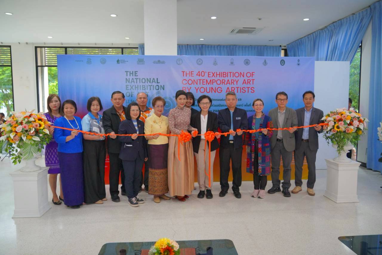 รองศาสตราจารย์ ดร.ธวัชชัย เมธีวรัญญูู ผู้ช่วยคณบดีฝ่ายวิชาการ และผู้ช่วยศาสตราจารย์ ดร.สมลักษณ์ วรรณฤมล กีเยลาโรว่า ผู้ช่วยคณบดีฝ่ายบริหารธุรกิจและนวัตกรรม คณะวิศวกรรมศาสตร์ เข้าร่วมพิธีเปิดนิทรรศการศิลปกรรมแห่งชาติ ครั้งที่ 69