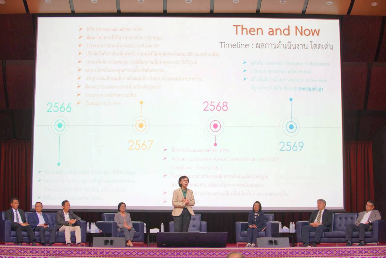 คณะวิศวกรรมศาสตร์ นำโดย ผู้ช่วยศาสตราจารย์ ดร.กรกฎ นุสิทธิ์ รองคณบดีฝ่ายบริหารคณะวิศวกรรมศาสตร์  คณะผู้บริหาร และเจ้าหน้าที่คณะวิศวกรรมศาสตร์ เข้าร่วมกิจกรรมเวทีผู้บริหารพบประชาคม ครั้งที่ 2 ณ หอประชุมมหาราช อาคารอุทยานองค์สมเด็จพระนเรศวรมหาราช 