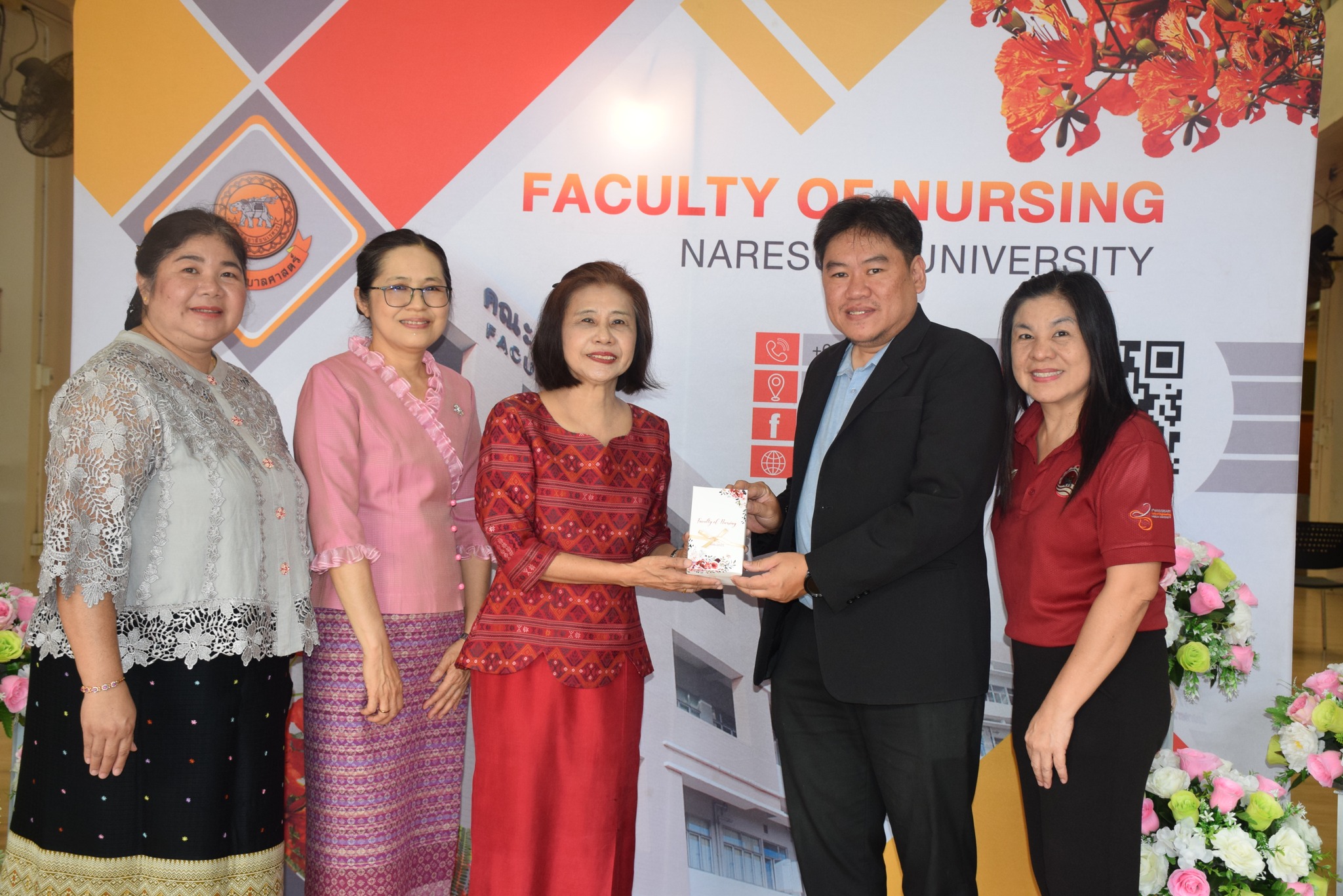 คณะวิศวกรรมศาสตร์ โดย ดร.ปองพันธ์ โอทกานนท์ รองคณบดีฝ่ายวิชาการ พร้อมด้วยคุณเพ็ญนภาผ่อง อินยงค์  หัวหน้างานธุรการ  ร่วมเป็นเกียรติ และแสดงความยินดีในวันคล้ายวันสถาปนาคณะพยาบาลศาสตร์ ครบรอบ 29  ปี
