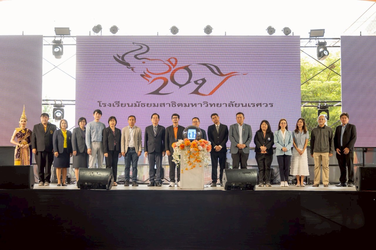 คณะวิศวกรรมศาสตร์ นำโดย ดร.ปองพันธ์ โอทกานนท์ รองคณบดีฝ่ายวิชาการ และผู้ช่วยศาสตราจารย์ ดร.สมลักษณ์ วรรณฤมล กีเยลาโรว่า ผู้ช่วยคณบดีฝ่ายบริหารธุรกิจและนวัตกรรม เข้าร่วมพิธีเปิดกิจกรรม Open House โครงการสองทศวรรษมัธยมสาธิตฯ 20 ปี
