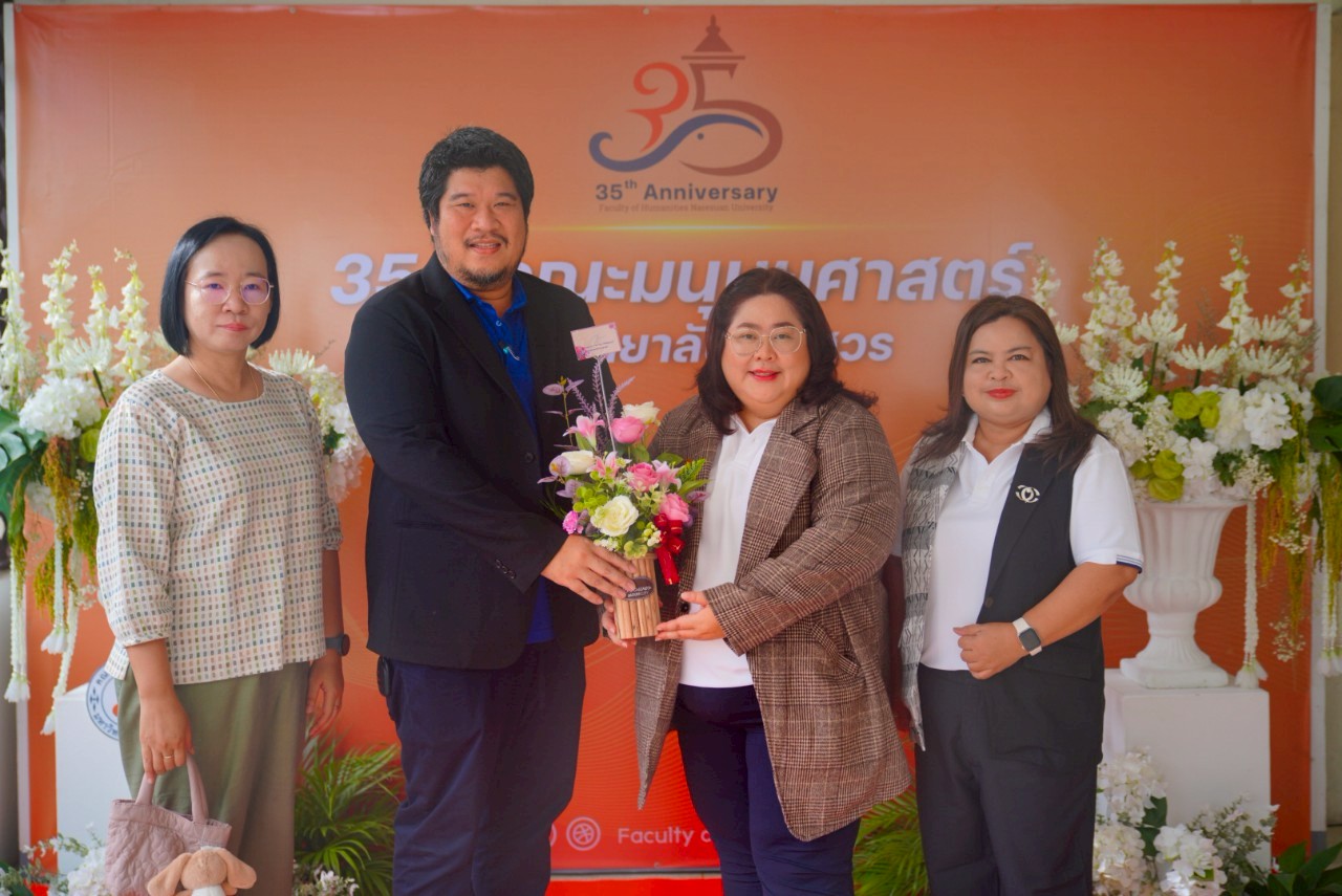 ผู้ช่วยศาสตราจารย์ ดร.กรกฎ นุสิทธิ์ รองคณบดีฝ่ายบริหาร และคุณอัมพรรัตน์ เหม็นแดง รักษาการหัวหน้าสำนักงานเลขานุการคณะวิศวกรรมศาสตร์ ร่วมเป็นเกียรติ และแสดงความยินดีเนื่องในโอกาสวันคล้ายวันสถาปนาคณะมนุษยศาสตร์