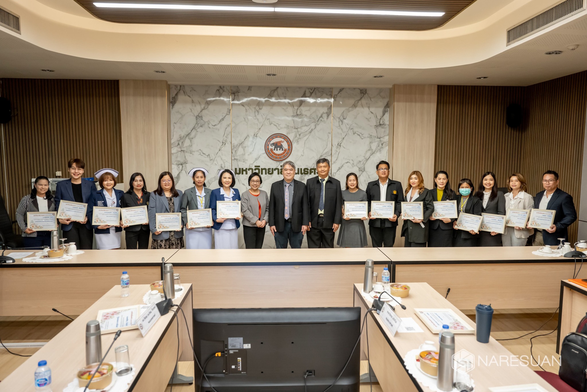 กองบริหารงานบุคคลจัดโครงการประชุมรายงานความก้าวหน้ายกย่องเชิดชูเกียรติ และแสดงความยินดีกับบุคลากรที่ได้รับการแต่งตั้งให้ดำรงตำแหน่งทางวิชาการ และดำรงตำแหน่งทางวิชาชีพ ณ ห้องประชุมนเรศวร 308 อาคารสำนักงานอธิการบดี ชั้น 3 มหาวิทยาลัยนเรศวร