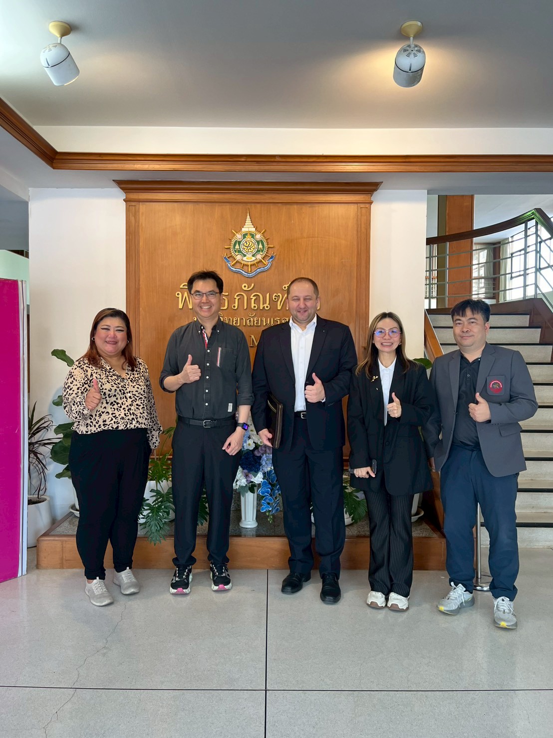 คณะวิศวกรรมศาสตร์ มหาวิทยาลัยนเรศวร ให้การต้อนรับ Mr. Václav Hejtmánek ผู้แทนจากสถานเอกอัครราชทูตสาธารณรัฐเช็กประจำประเทศไทย ในโอกาสการจัดประชุมหารือความร่วมมือทางด้านงานวิจัย และได้เดินทางไปเยี่ยมชมพิพิธภัณฑ์ผ้า มหาวิทยาลัยนเรศวร