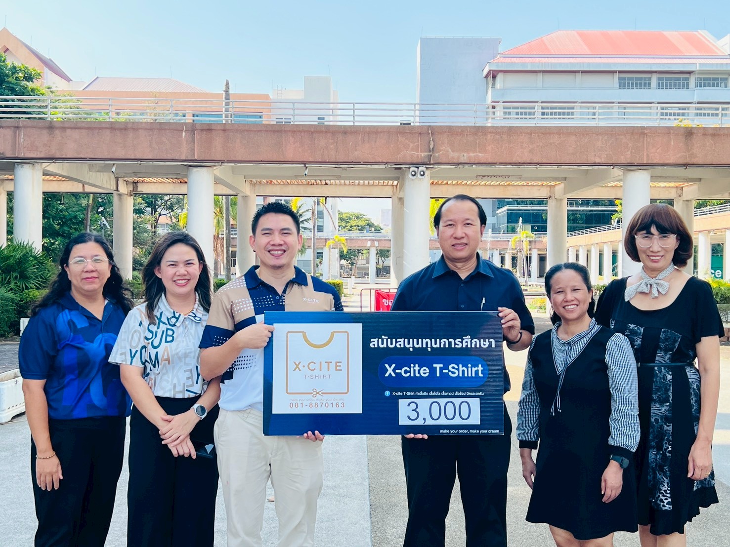 คุณเฉลิมพล รัตนชาญชัย จากร้านเสื้อ X-cite T-shirt ได้มอบทุนการศึกษา จำนวน 3,000 บาท เพื่อสนับสนุนและส่งเสริมการดำเนินงานของนิสิตทีมงานสโมสรนิสิตคณะวิศวกรรมศาสตร์