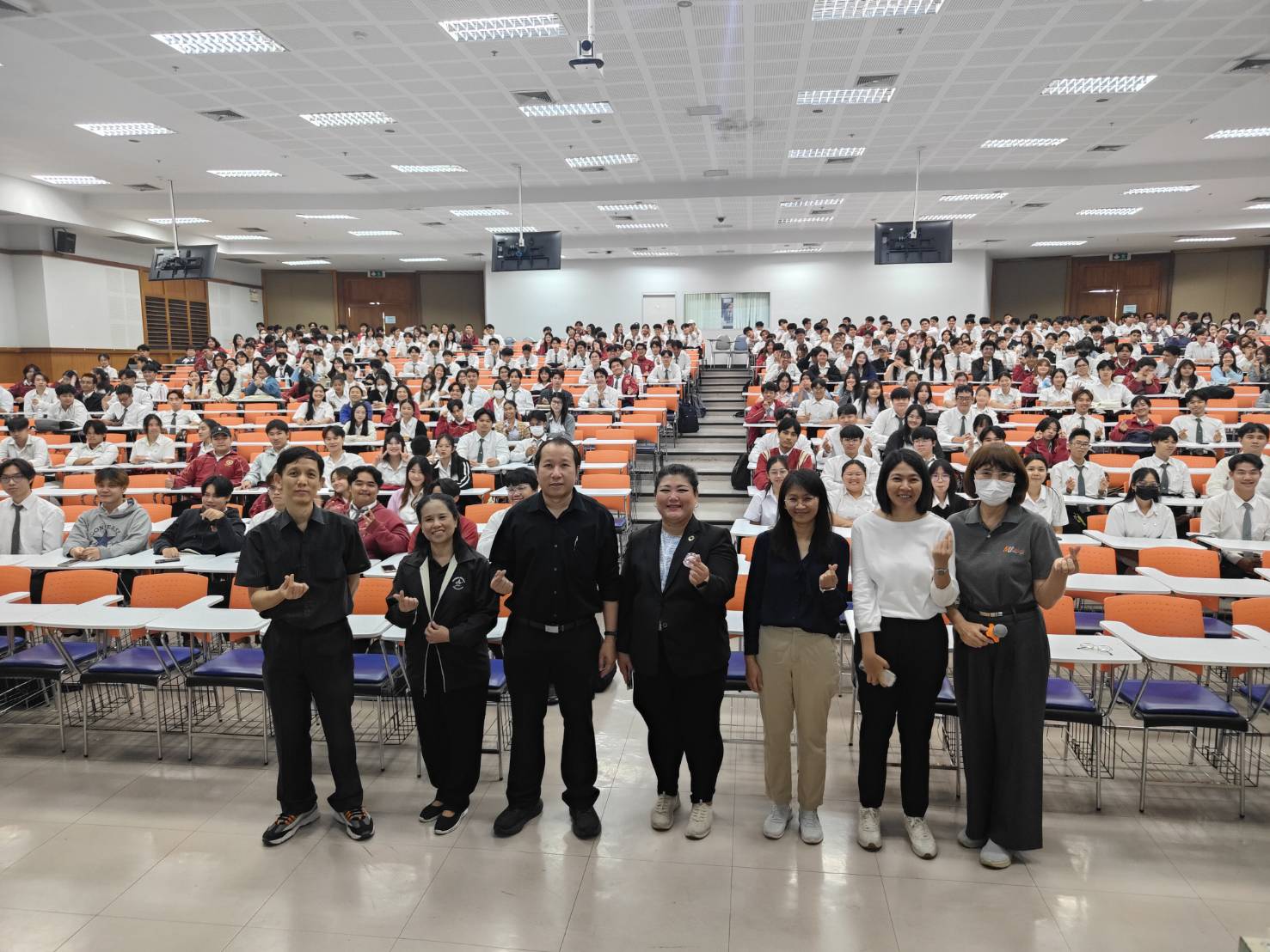 งานกิจการนิสิตและศิษย์เก่าสัมพันธ์ คณะวิศวกรรมศาสตร์ ได้จัดโครงการปฐมนิเทศนิสิตฝึกงาน สำหรับนิสิตชั้นปีที่ 3 จำนวนทั้งสิ้น 421 คน เพื่อเตรียมความพร้อมก่อนออกฝึกประสบการณ์วิชาชีพกับสถานประกอบการชั้นนำของประเทศ ระหว่างวันที่ 1 เมษายน 2569 – 5 มิถุนายน 2569