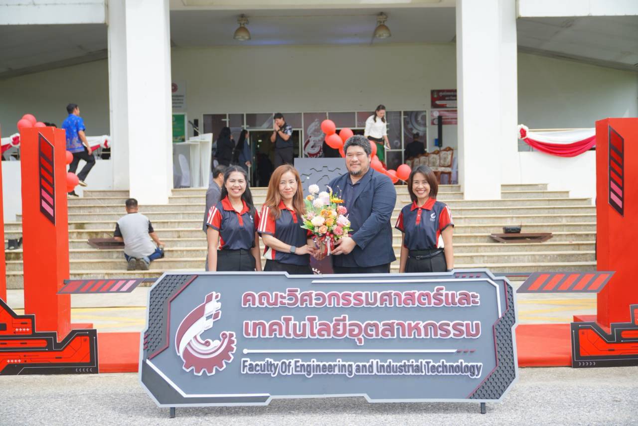  คณะวิศวกรรมศาสตร์ นำโดย ผู้ช่วยศาสตราจารย์ ดร.กรกฎ นุสิทธิ์ รองคณบดีฝ่ายบริหาร ร่วมเป็นเกียรติในพิธีเปิดป้ายชื่อคณะวิศวกรรมศาสตร์และเทคโนโลยีอุตสาหกรรมมหาวิทยาลัยราชภัฏพิบูลสงคราม