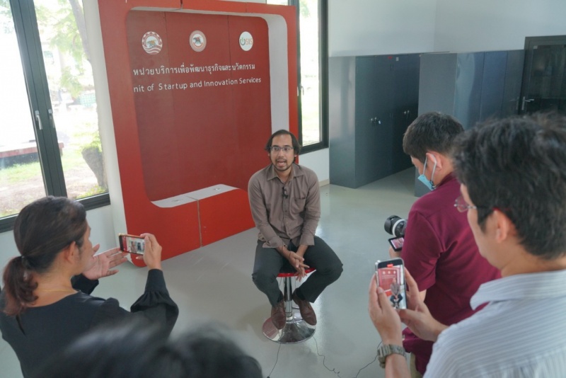 นักวิชาการคณะวิศวกรรมศาสตร์ ให้สัมภาษณ์สื่อมวลชนกรณีแผ่นดินไหว ต.ไผ่ล้อม อ.บางกระทุ่ม จ.พิษณุโลก