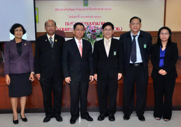 สถานวิจัยเพื่อความเป็นเลิศทางวิชาการ ด้านวิจัยและนวัตกรรมเพื่อสิ่งแวดล้อม เข้าพิธีลงนาม ในสัญญารับทุนประจำปีงบประมาณ 2555